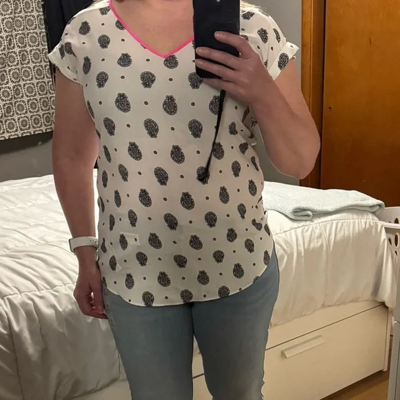 Express v-neck blouse with pretty pink trim, blouse is white with black design. - Picture 2 of 9